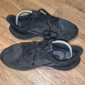 Nike air zoom womans athletic shoes, good condition size 9.